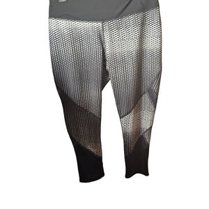 Preloved Size Medium Tek Gear Black and Gray Performance Legging Capris